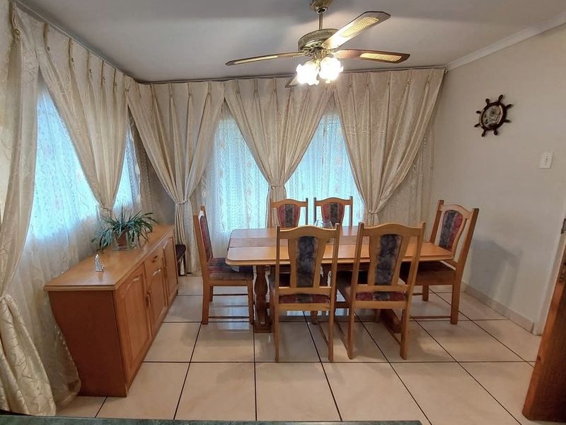 Spacious Double Storey 4 Bedroom Family Home - Photo 10