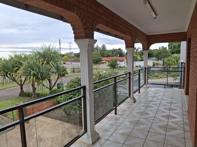 Spacious Double Storey 4 Bedroom Family Home - Photo 6