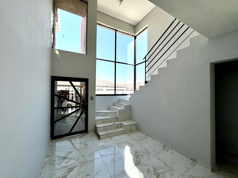 Impressive and modern home for sale in Secunda - Photo 2