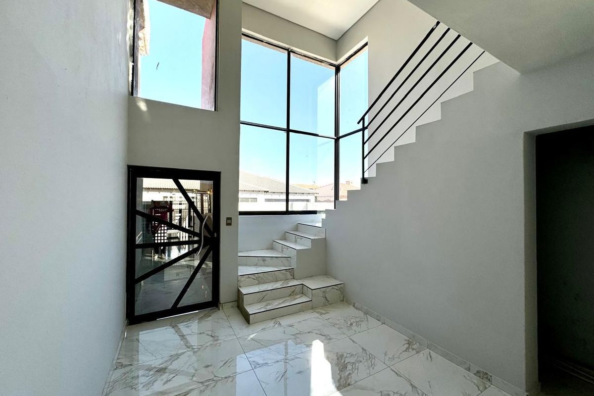 Impressive and modern home for sale in Secunda - Photo 2