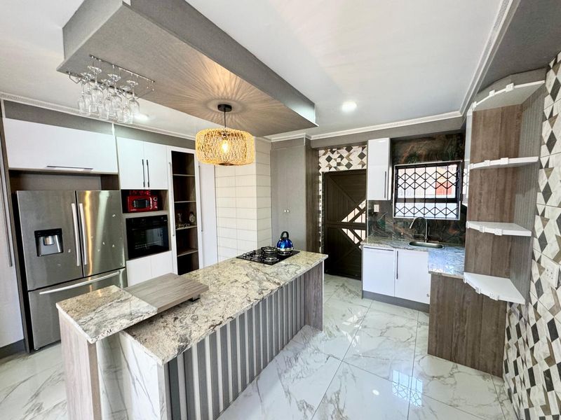 Impressive and modern home for sale in Secunda - Photo 8