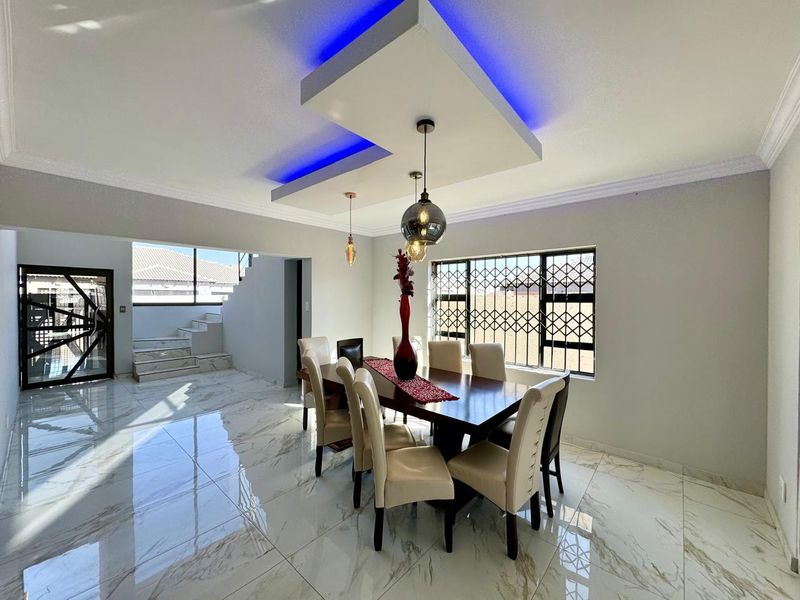 Impressive and modern home for sale in Secunda - Photo 5