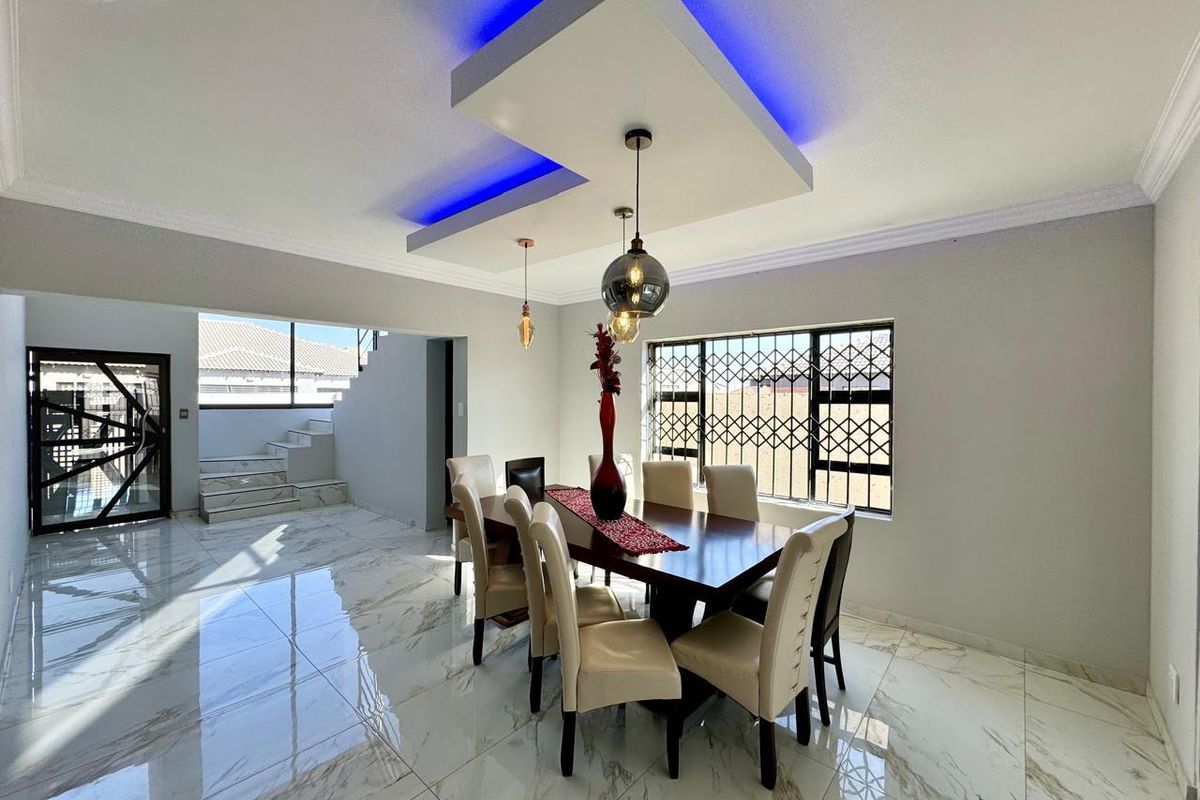 Impressive and modern home for sale in Secunda - Photo 5