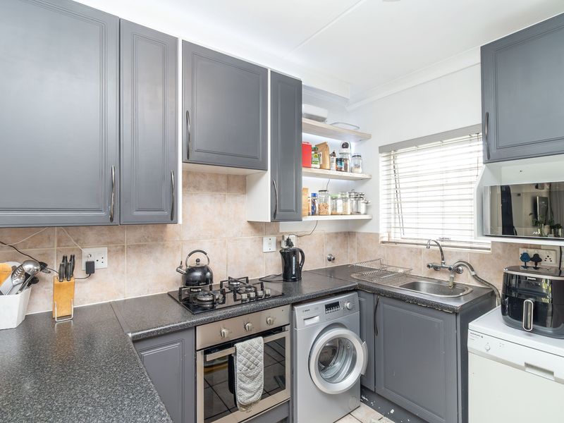 Bright & Sunny 2-Bedroom Garden Apartment – Modern, Secure & Packed with Extras! - Photo 10