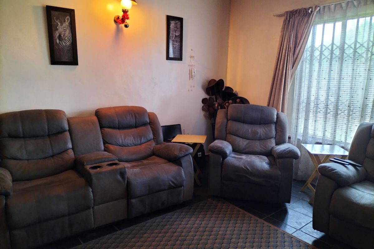 A solid home combining charm and practical features. - Photo 5