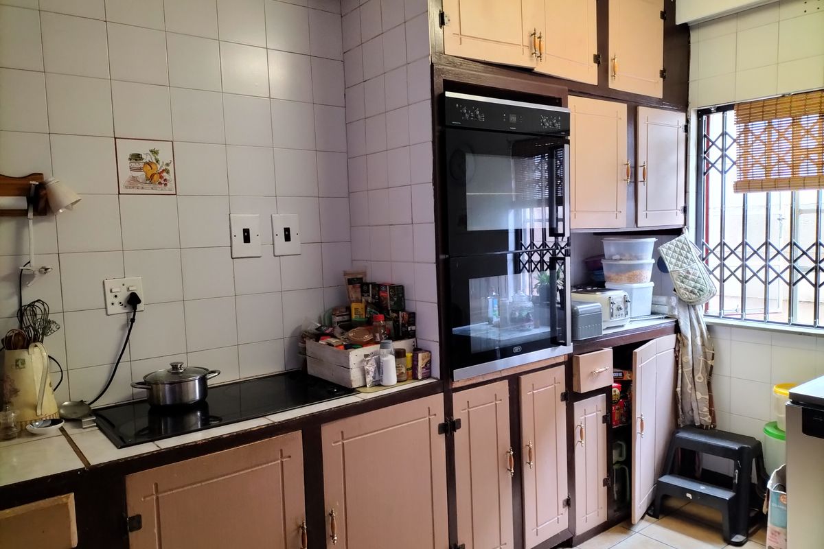 A solid home combining charm and practical features. - Photo 2