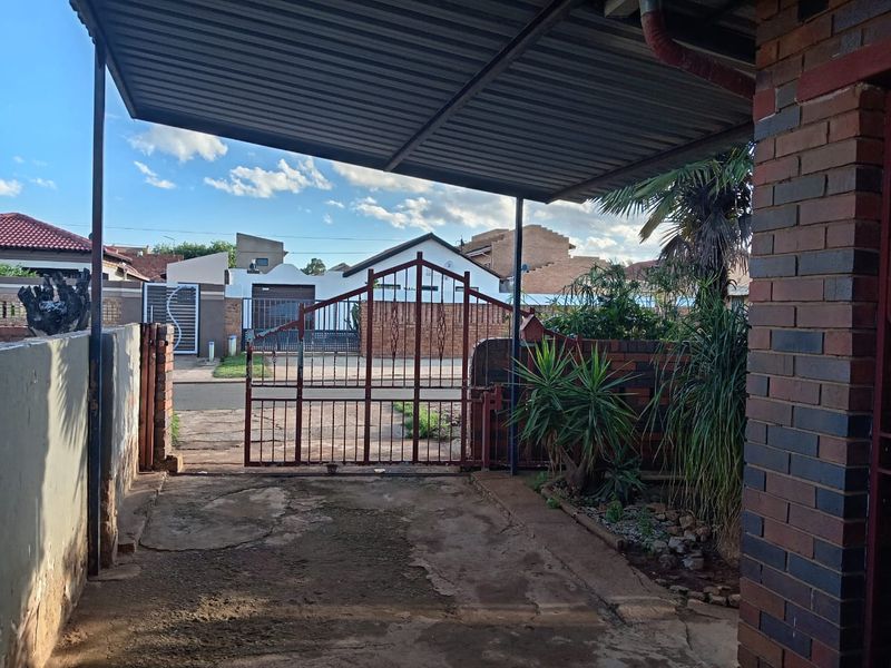 Three Bedroom One Bath House wit Flatlet for sale - Photo 5