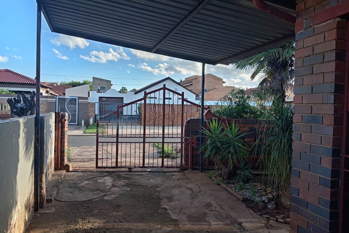 Three Bedroom One Bath House wit Flatlet for sale - Photo 5