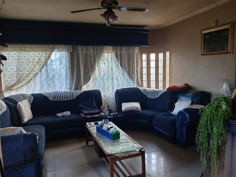 Three Bedroom One Bath House wit Flatlet for sale - Photo 9