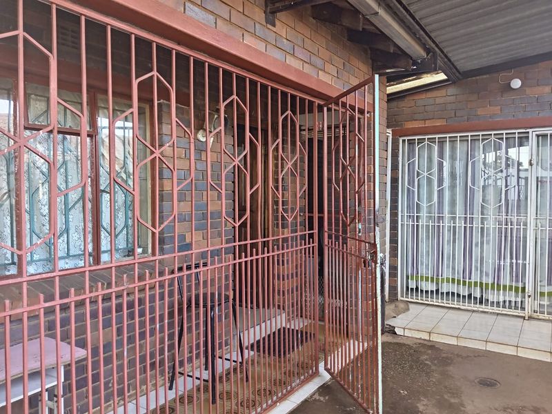 Three Bedroom One Bath House wit Flatlet for sale - Photo 7