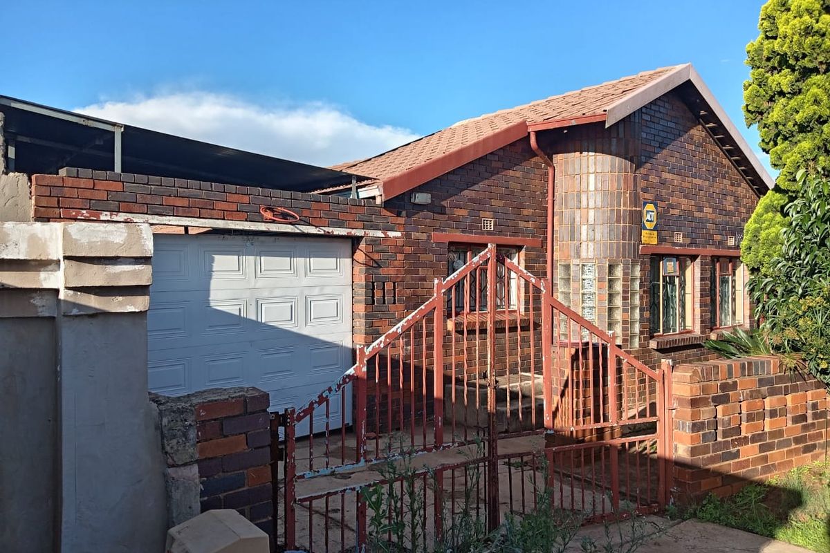 Three Bedroom One Bath House wit Flatlet for sale - Photo 2