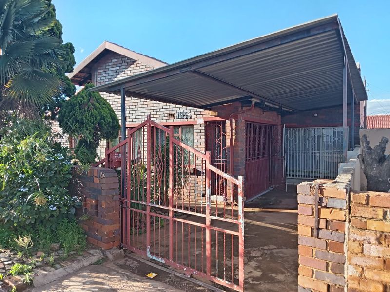 Three Bedroom One Bath House wit Flatlet for sale - Photo 2