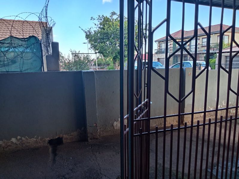 Three Bedroom One Bath House wit Flatlet for sale - Photo 8