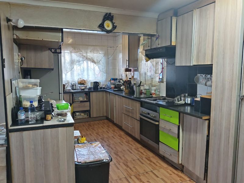 Three Bedroom One Bath House wit Flatlet for sale - Photo 4