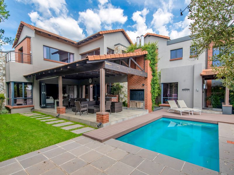 Luxurious 5-Bedroom Retreat: A Seamless Fusion of Opulence, Comfort, and Sustainable Living - Photo 1