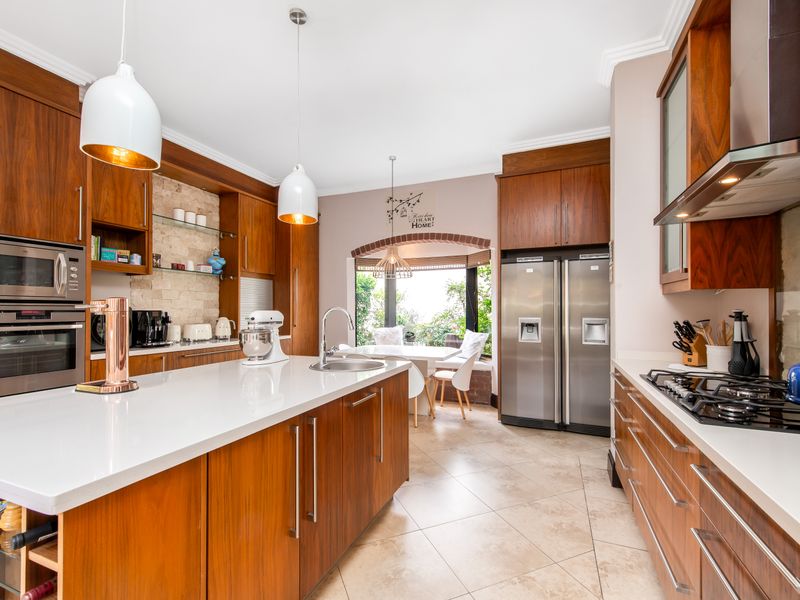 Luxurious 5-Bedroom Retreat: A Seamless Fusion of Opulence, Comfort, and Sustainable Living - Photo 7