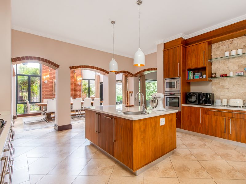 Luxurious 5-Bedroom Retreat: A Seamless Fusion of Opulence, Comfort, and Sustainable Living - Photo 8