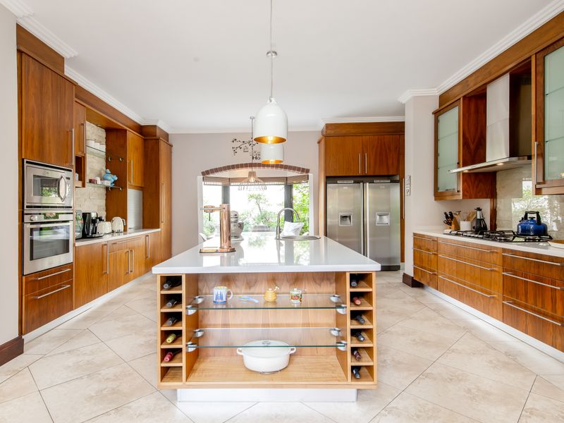 Luxurious 5-Bedroom Retreat: A Seamless Fusion of Opulence, Comfort, and Sustainable Living - Photo 6