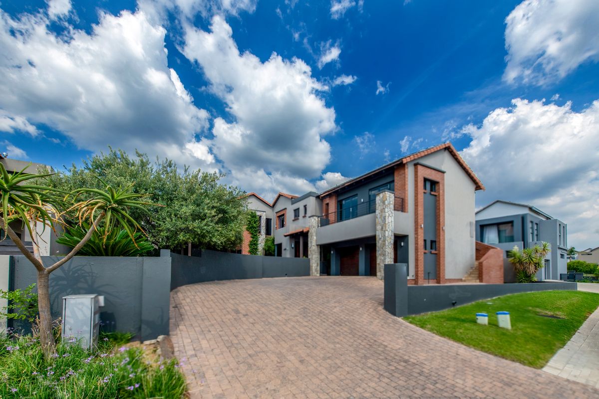 Luxurious 5-Bedroom Retreat: A Seamless Fusion of Opulence, Comfort, and Sustainable Living - Photo 2