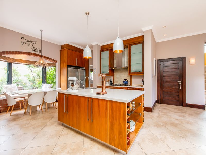 Luxurious 5-Bedroom Retreat: A Seamless Fusion of Opulence, Comfort, and Sustainable Living - Photo 9