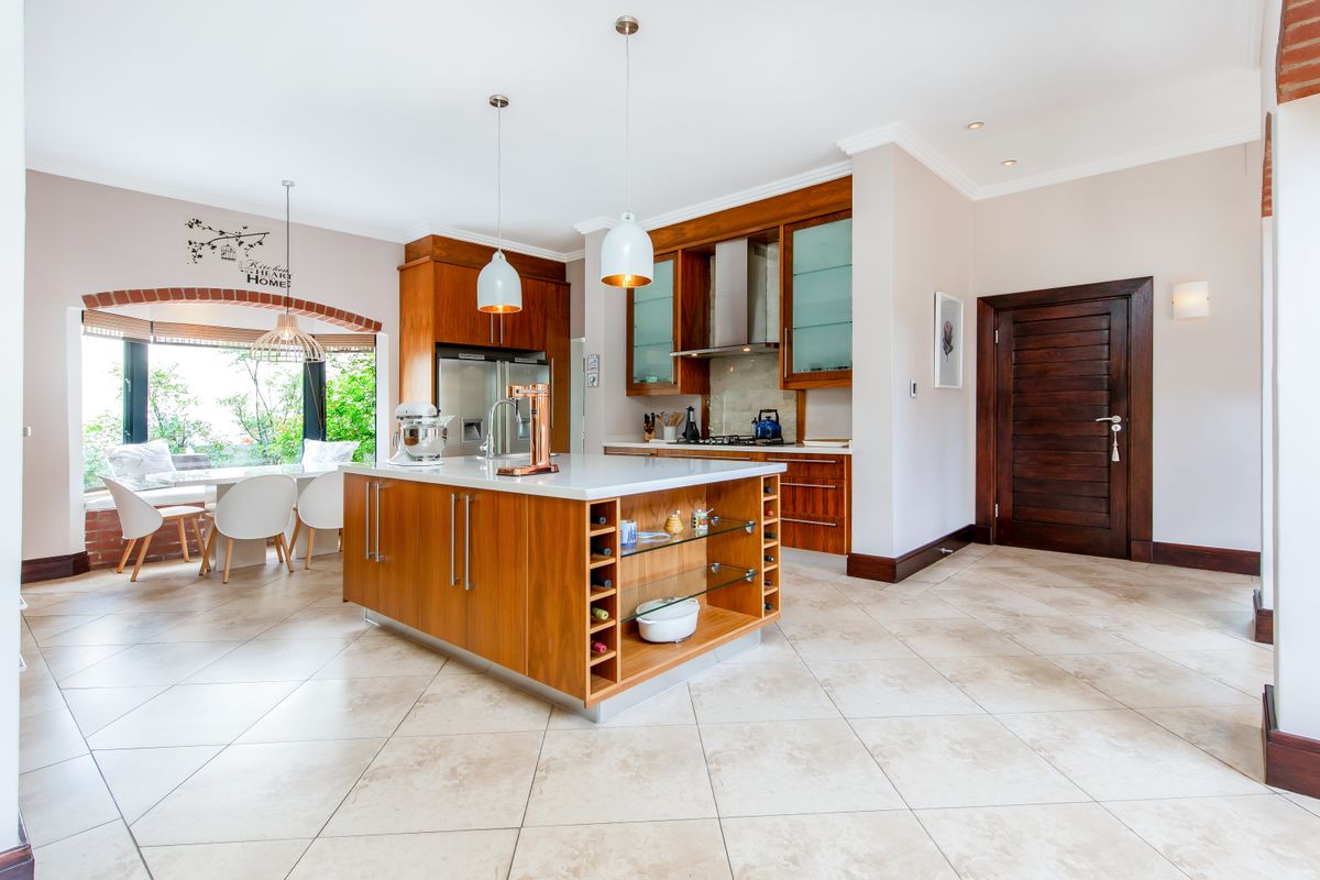Luxurious 5-Bedroom Retreat: A Seamless Fusion of Opulence, Comfort, and Sustainable Living - Photo 5