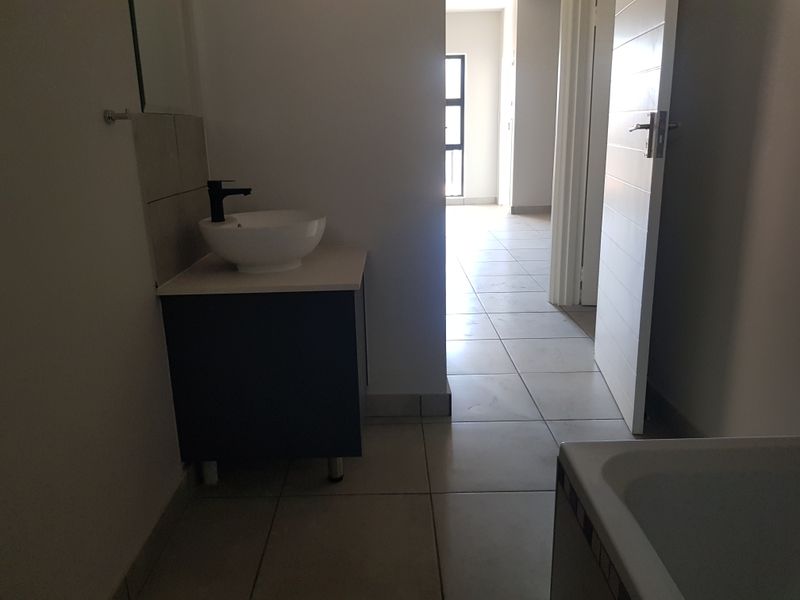 Modern two bedroom apartment - Photo 9