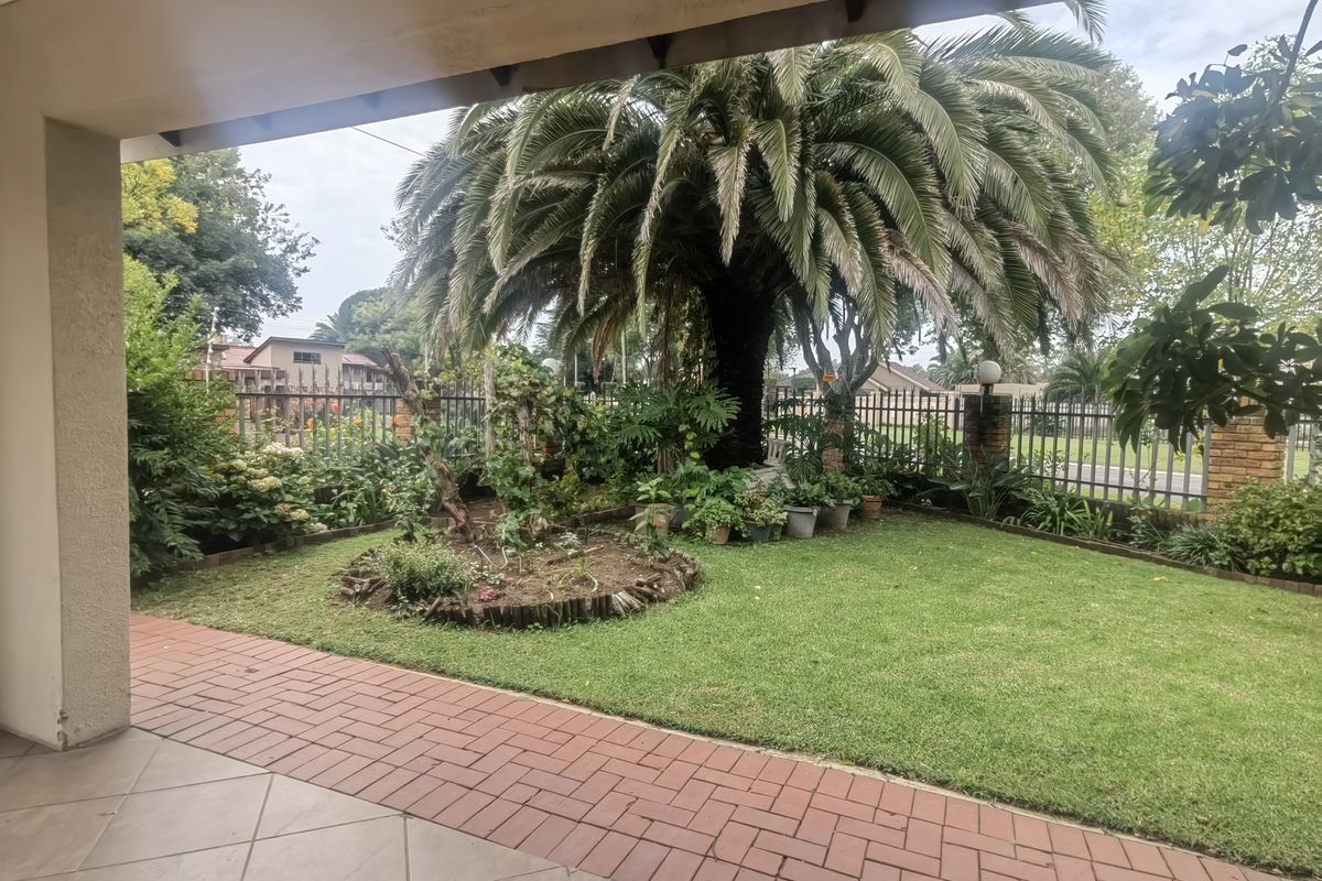 Spacious Family home in Nigel Central - Photo 4