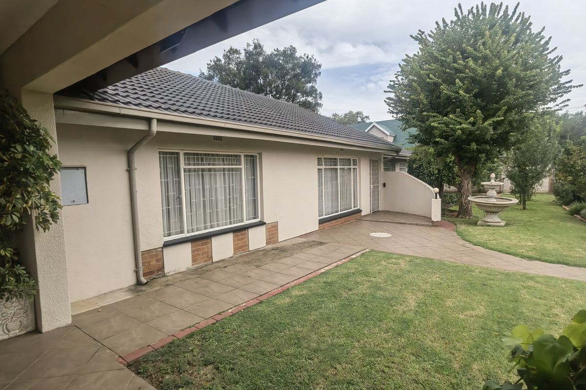 Spacious Family home in Nigel Central - Photo 2