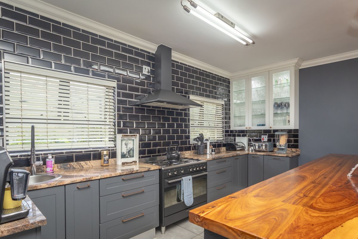 CHARMING FAMILY HOME WITH COTTAGE - INCREDIBLE FEATURES, TUCKED AWAY IN A QUIET POCKET OF WILROPARK - Photo 3