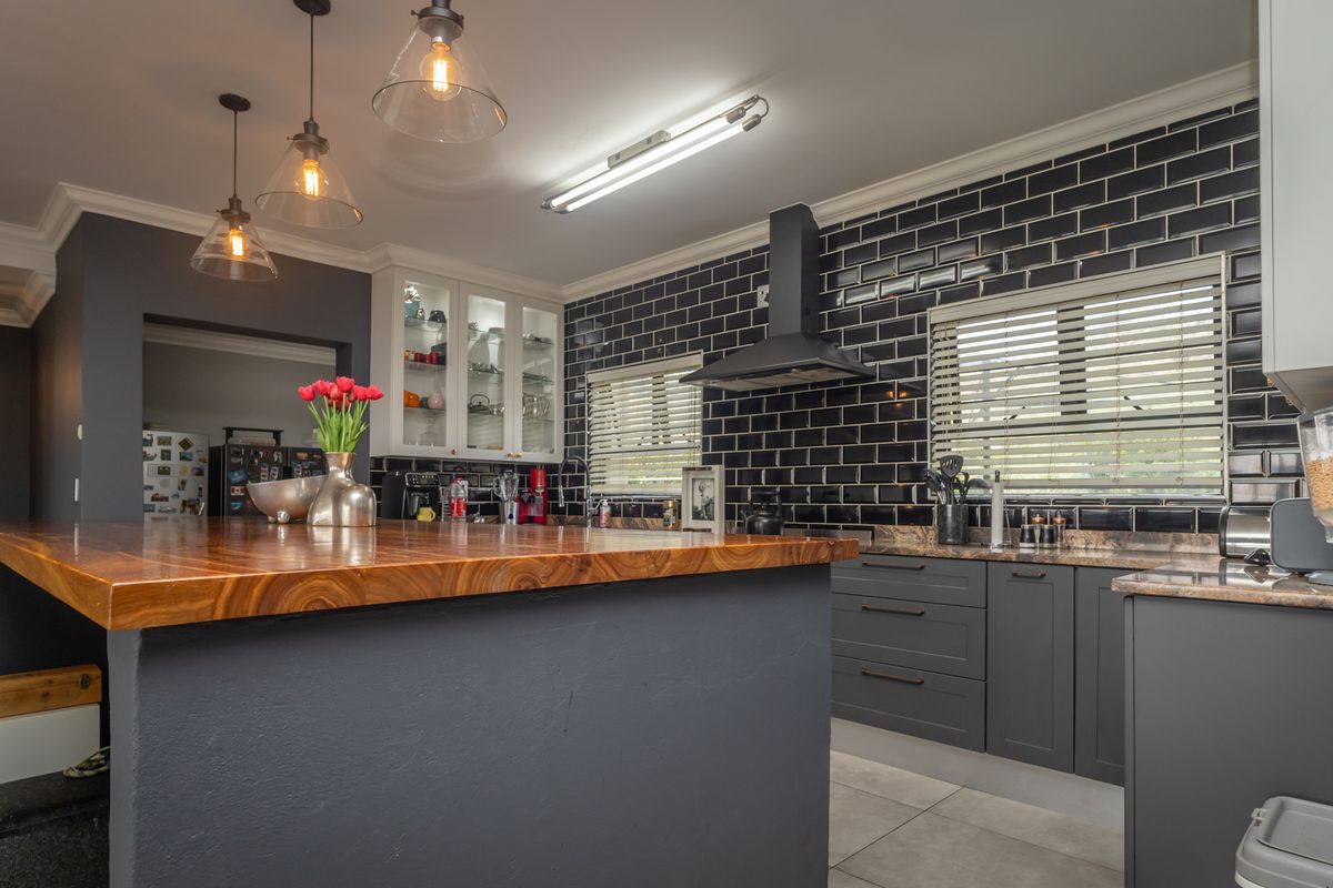 CHARMING FAMILY HOME WITH COTTAGE - INCREDIBLE FEATURES, TUCKED AWAY IN A QUIET POCKET OF WILROPARK - Photo 4