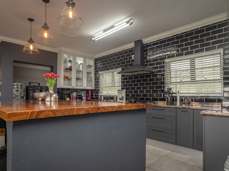 CHARMING FAMILY HOME WITH COTTAGE - INCREDIBLE FEATURES, TUCKED AWAY IN A QUIET POCKET OF WILROPARK - Photo 5