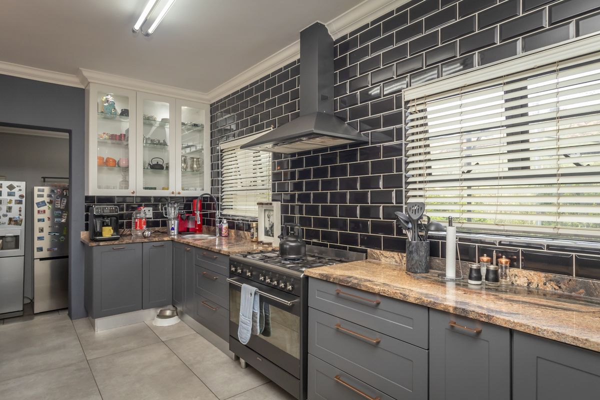 CHARMING FAMILY HOME WITH COTTAGE - INCREDIBLE FEATURES, TUCKED AWAY IN A QUIET POCKET OF WILROPARK - Photo 2