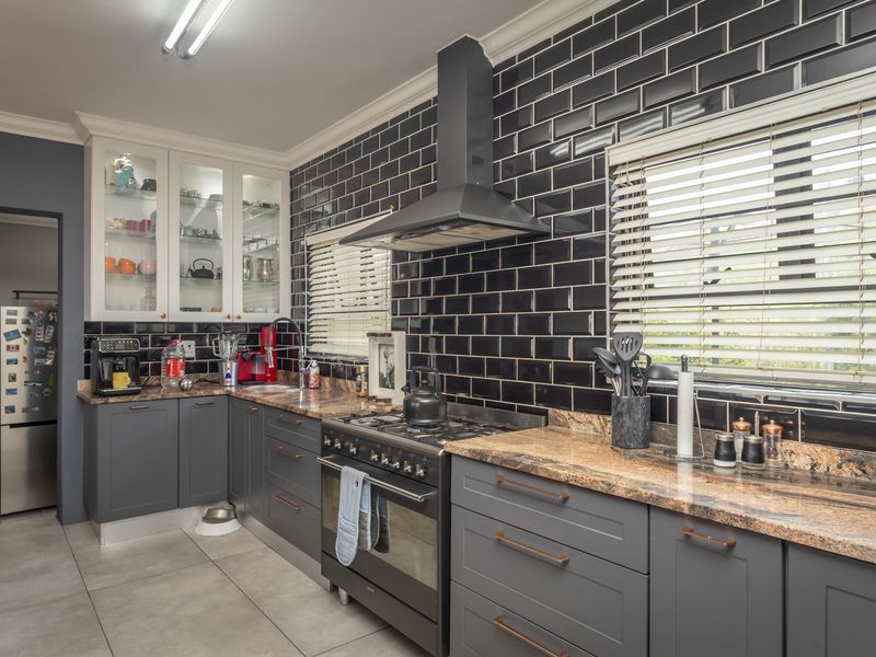 CHARMING FAMILY HOME WITH COTTAGE - INCREDIBLE FEATURES, TUCKED AWAY IN A QUIET POCKET OF WILROPARK - Photo 3