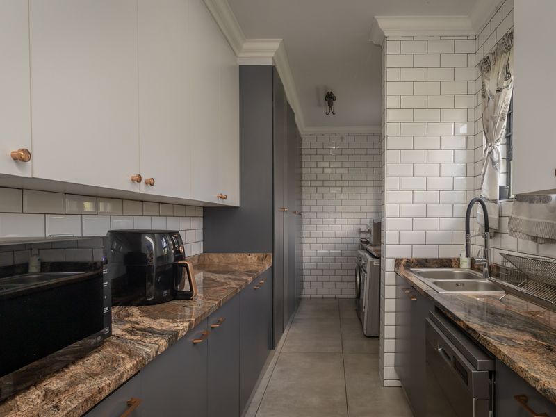 CHARMING FAMILY HOME WITH COTTAGE - INCREDIBLE FEATURES, TUCKED AWAY IN A QUIET POCKET OF WILROPARK - Photo 8