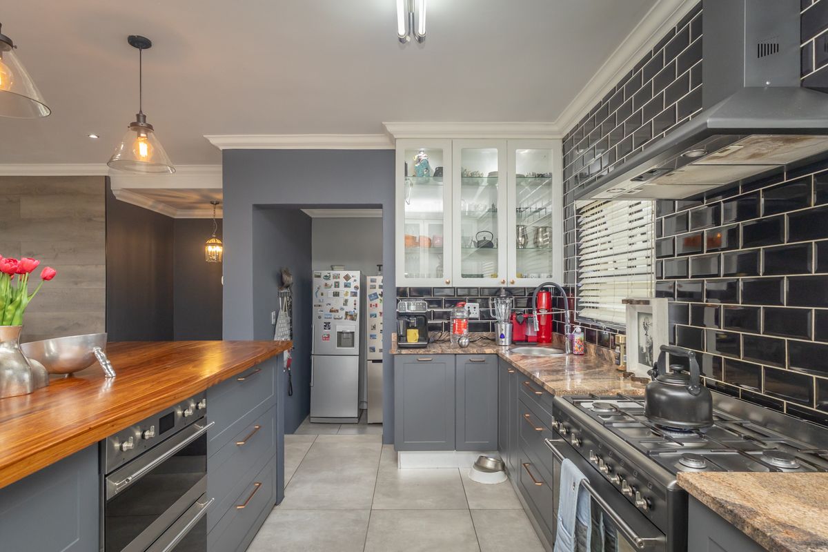 CHARMING FAMILY HOME WITH COTTAGE - INCREDIBLE FEATURES, TUCKED AWAY IN A QUIET POCKET OF WILROPARK - Photo 5