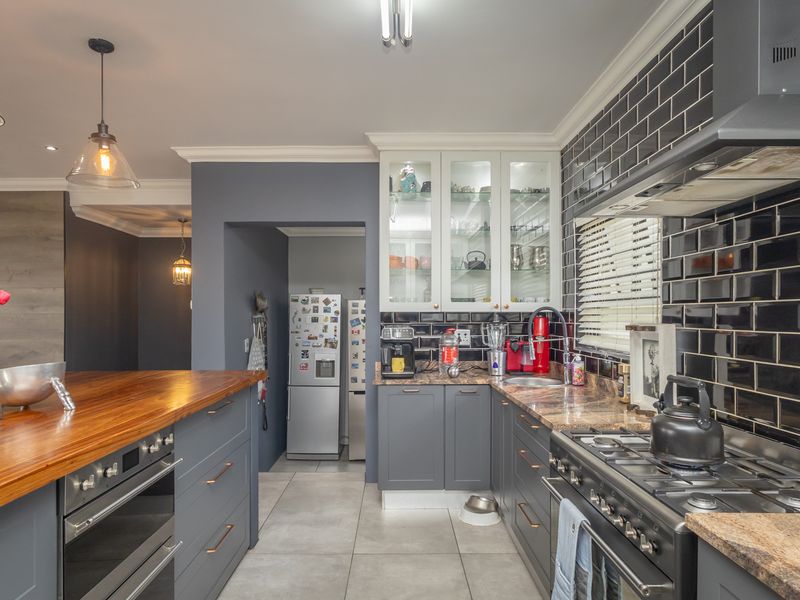 CHARMING FAMILY HOME WITH COTTAGE - INCREDIBLE FEATURES, TUCKED AWAY IN A QUIET POCKET OF WILROPARK - Photo 6