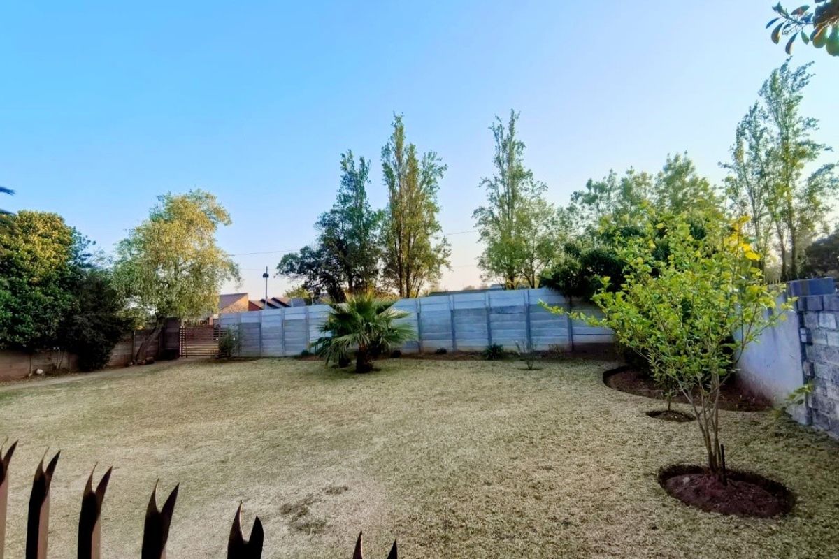 Family Home with big yard - Photo 2