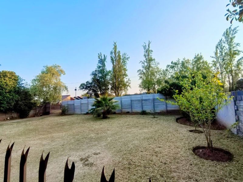 Family Home with big yard - Photo 2