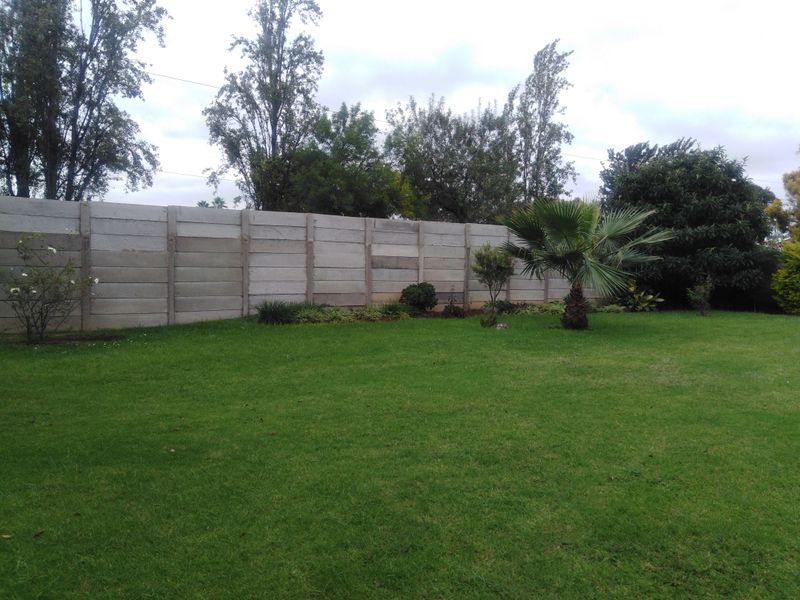 Family Home with big yard - Photo 3