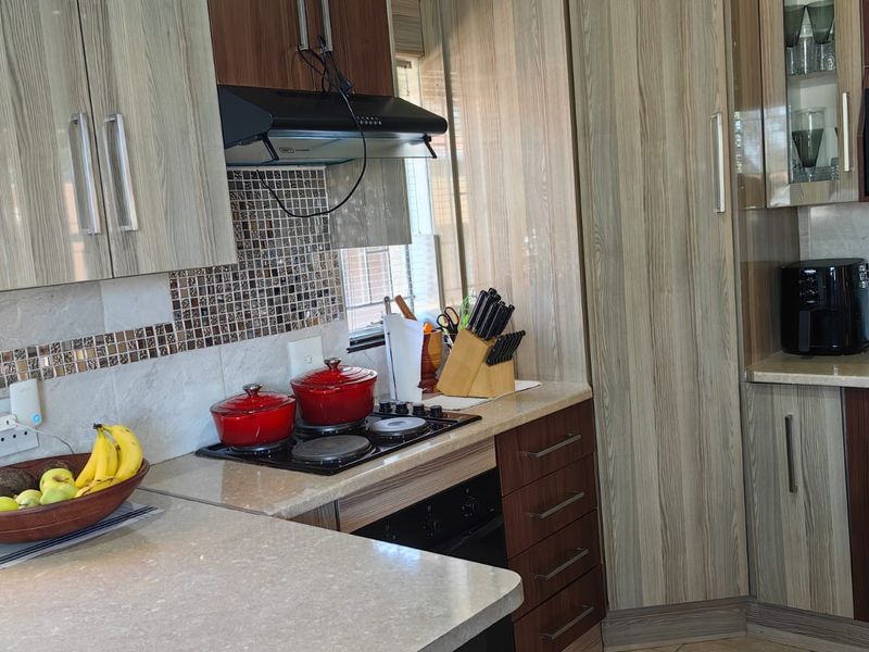 Family Home with big yard - Photo 10