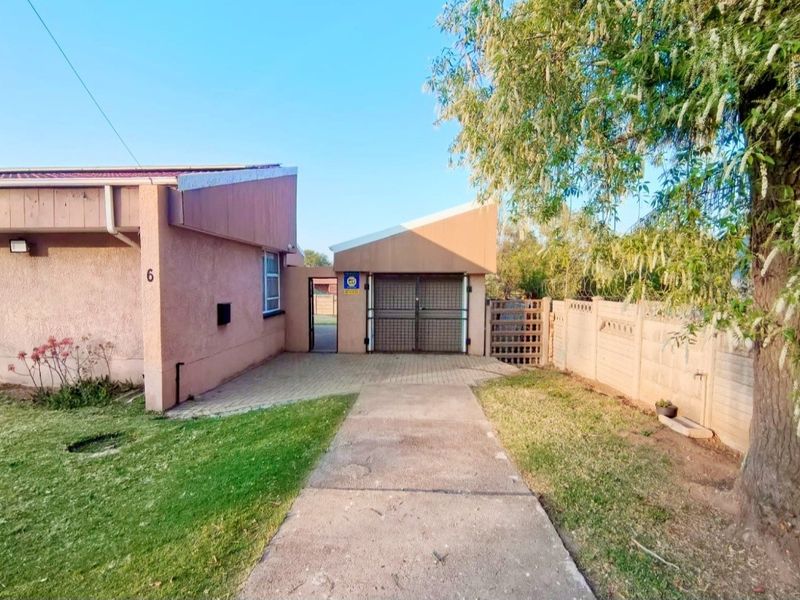 Family Home with big yard - Photo 8