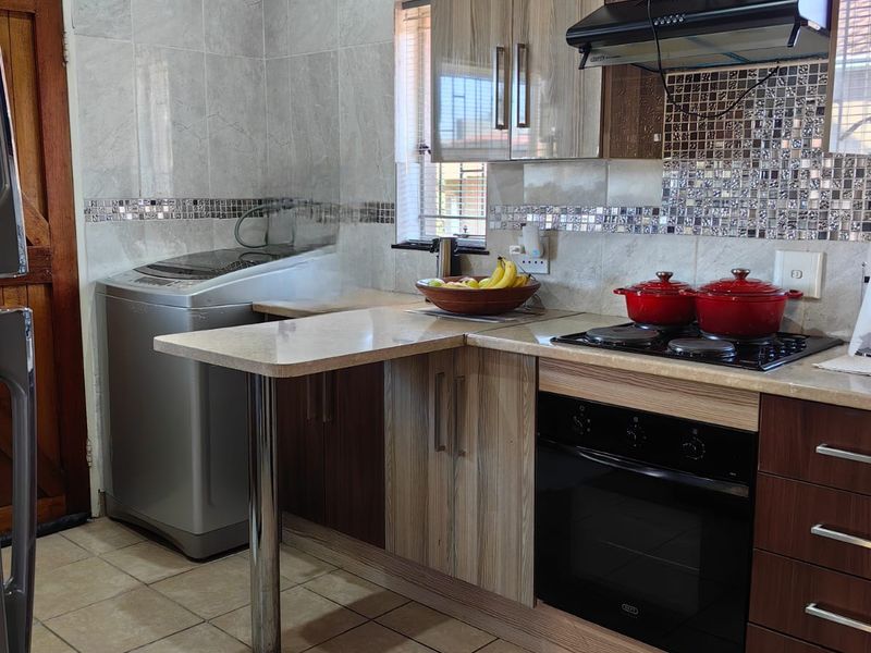 Family Home with big yard - Photo 9