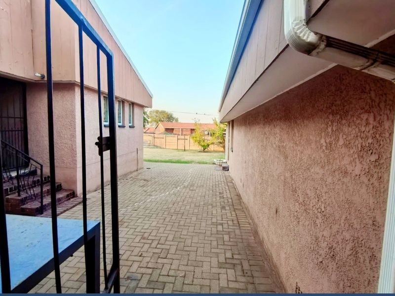 Family Home with big yard - Photo 7