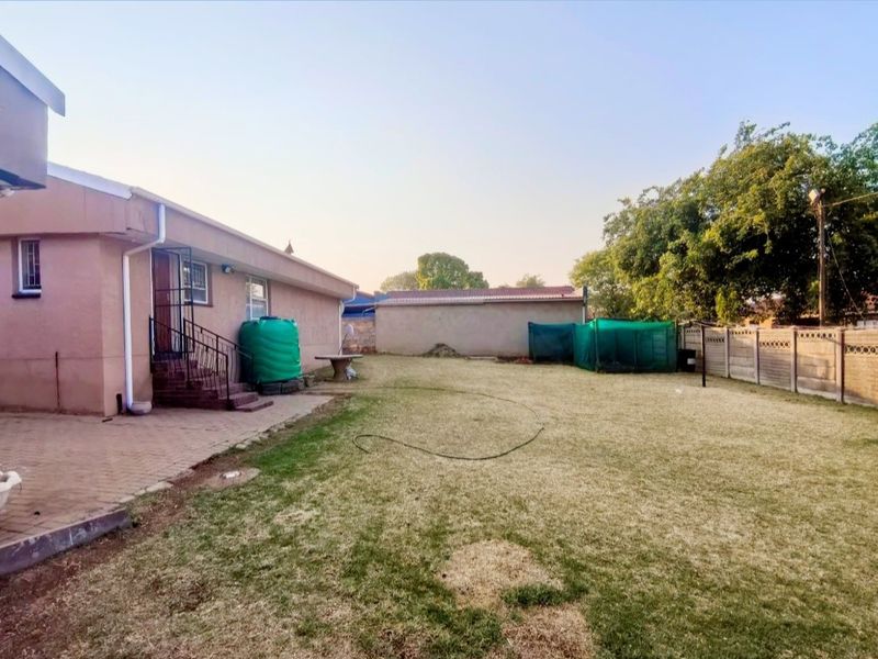 Family Home with big yard - Photo 6