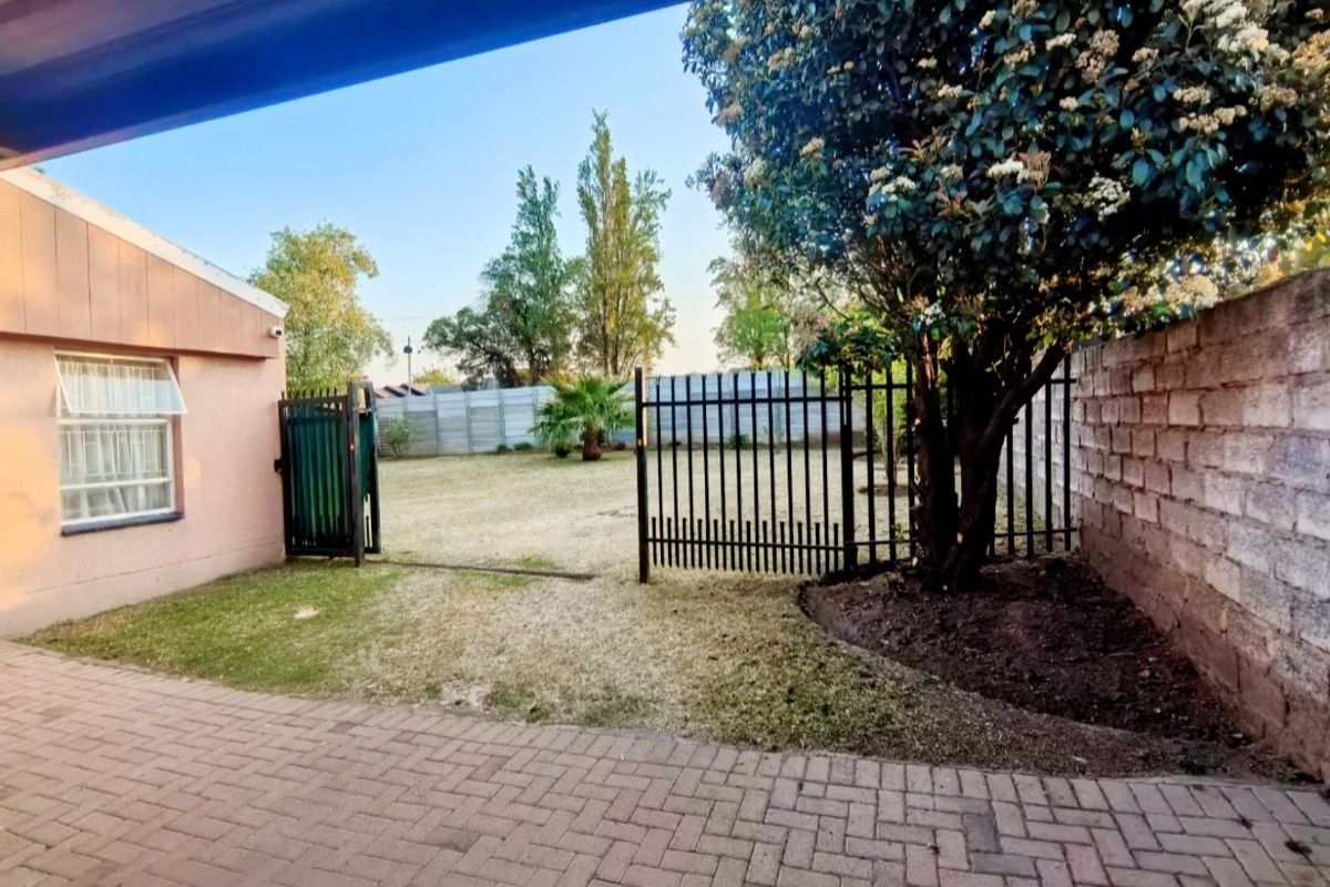 Family Home with big yard - Photo 5