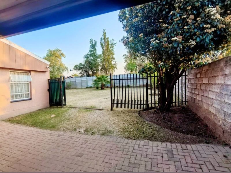 Family Home with big yard - Photo 5