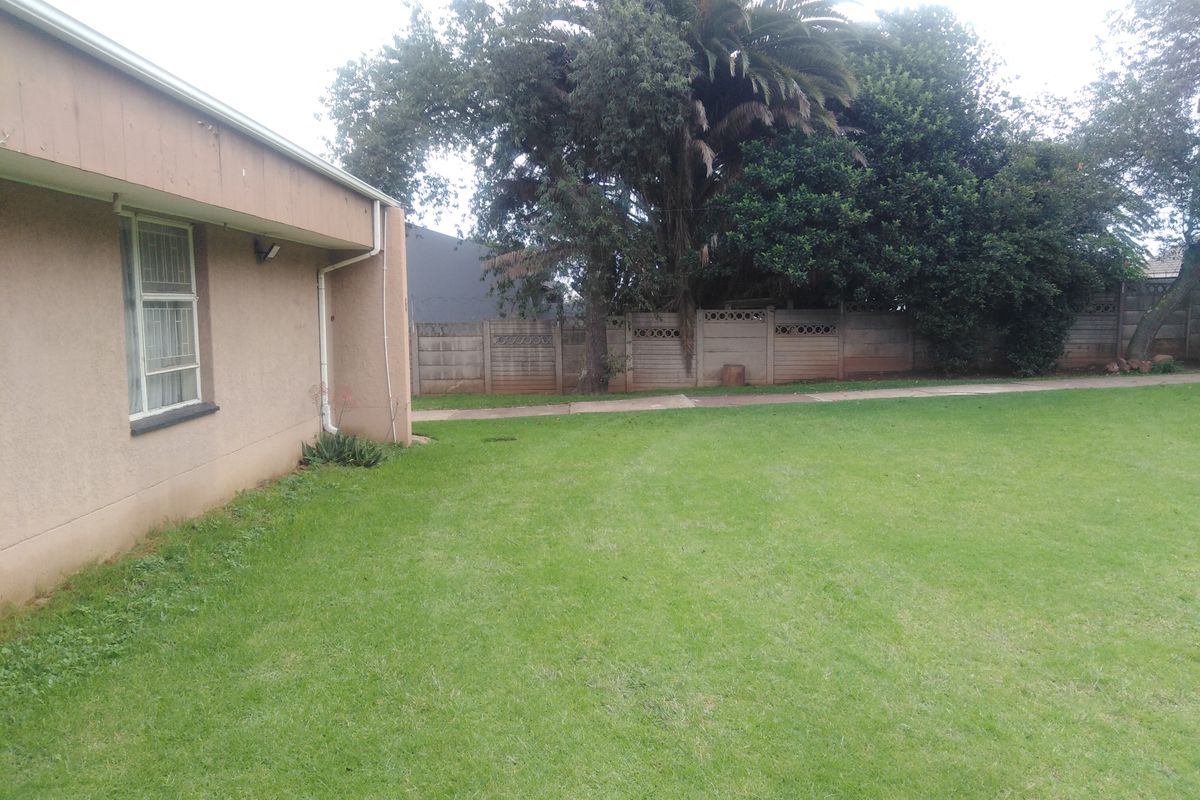 Family Home with big yard - Photo 4