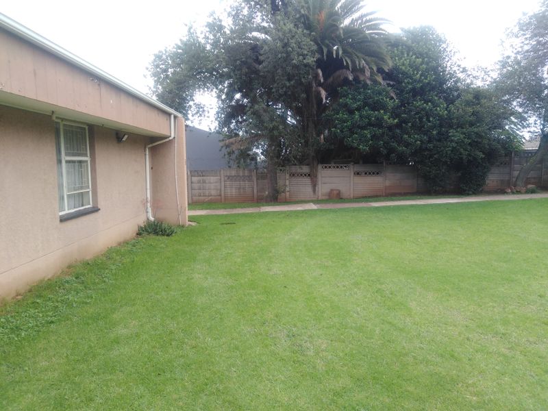 Family Home with big yard - Photo 4