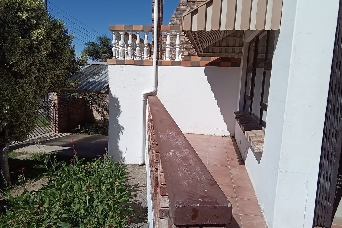 A 3 bedroom family home with flat let in Rosedale Uitenhage! - Photo 4