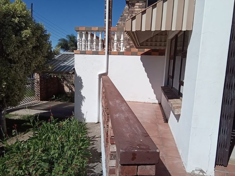 A 3 bedroom family home with flat let in Rosedale Uitenhage! - Photo 4